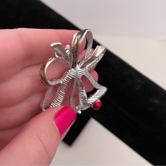 Vintage Silver Tone Holiday Christmas Winter Gifting Festive Bell Pin / Brooch - Picture 3 of 9